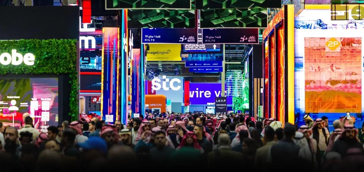 Crowds filling a LEAP exhibition aisle past the stc, Elm and HPE Aruba stands